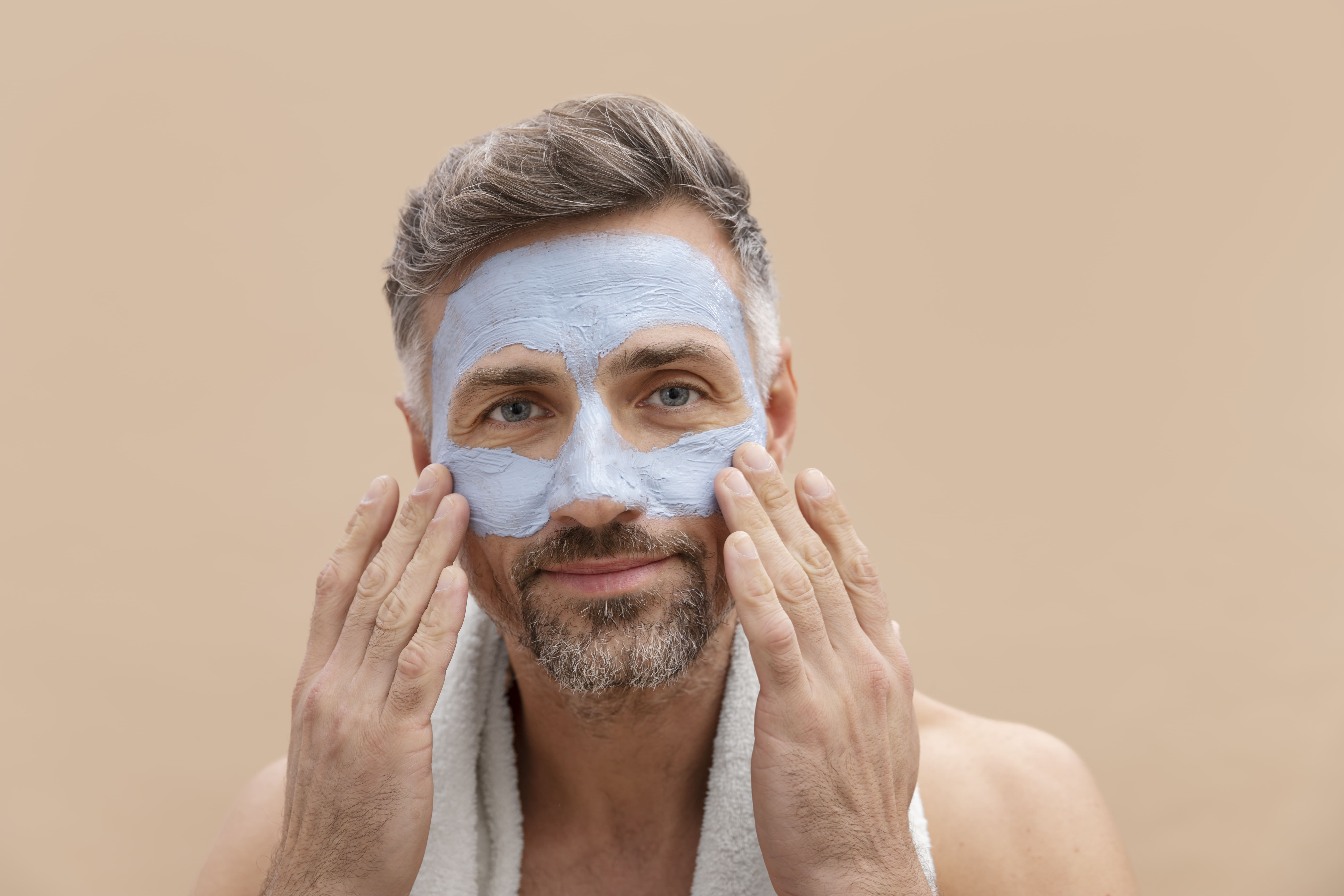 maschera argilla skincare uomo